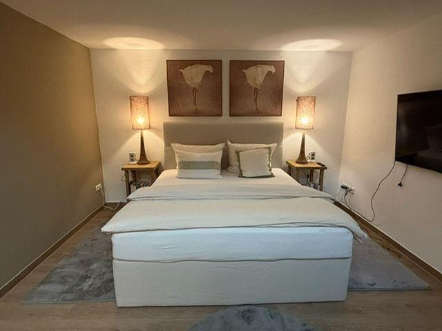 Schlafzimmer mit Doppelbett