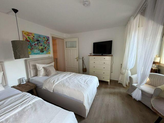 Schlafzimmer mit mit zwei Einzelbetten