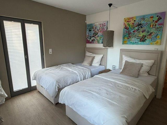 Schlafzimmer mit mit zwei Einzelbetten