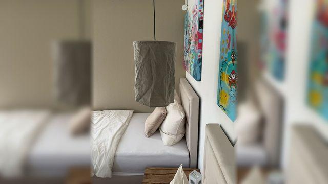 Schlafzimmer mit mit zwei Einzelbetten