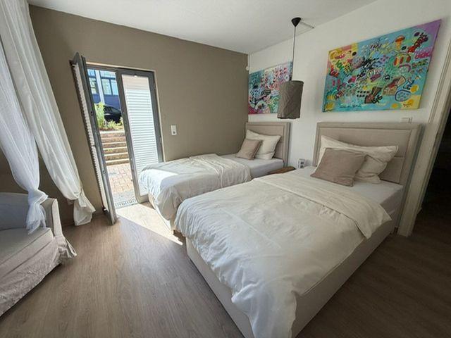 Schlafzimmer mit mit zwei Einzelbetten