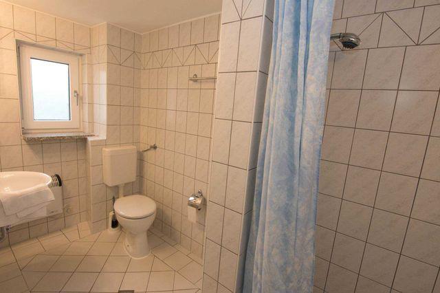 Bad mit Dusche und WC