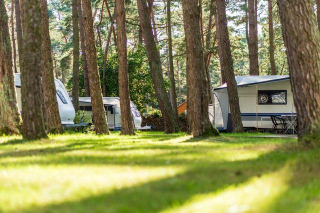 Zwischen den Wohnwagen