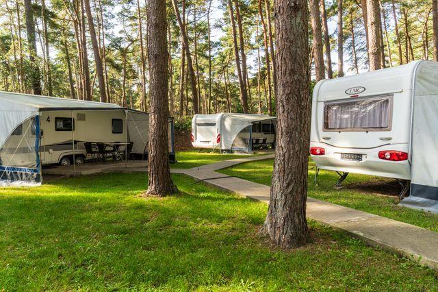 Zwischen den Wohnwagen