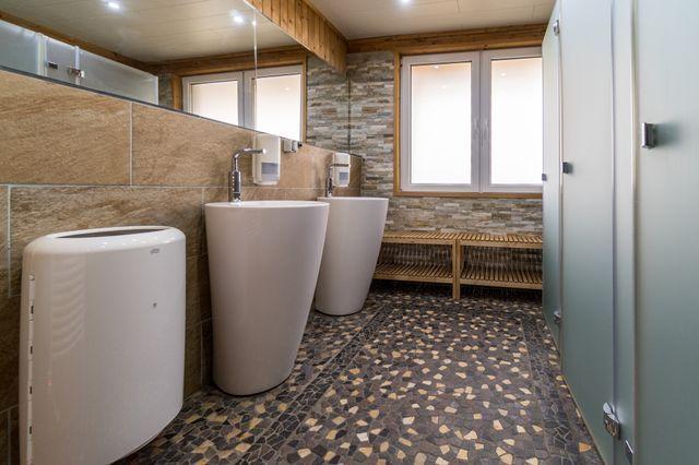 Waschen und Duschen bei den Herren