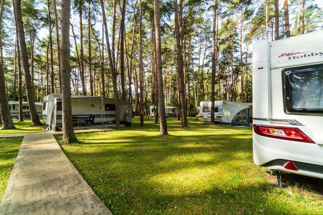 Zwischen den Wohnwagen