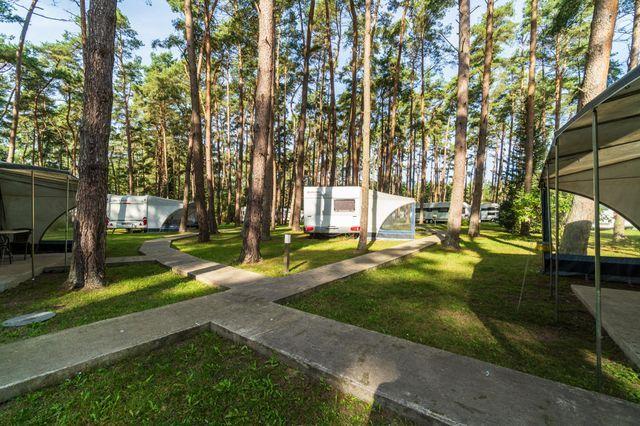 Zwischen den Wohnwagen