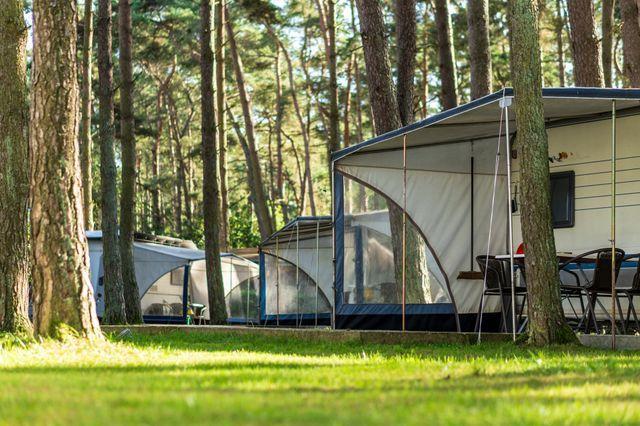 Zwischen den Wohnwagen