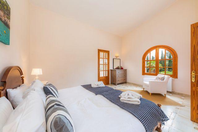 Schlafzimmer mit Zugang zur Terrasse