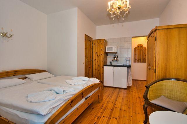 Kombinierte Wohnküche mit Doppelbett