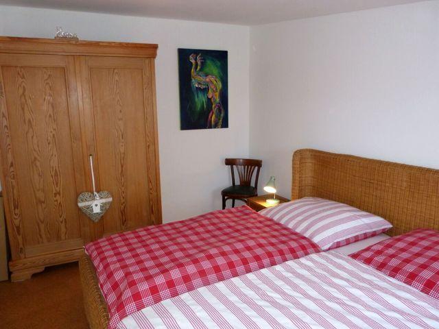 Schlafzimmer mit Doppelbett und Kleiderschrank