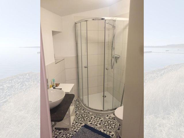 Badezimmer mit Dusche und WC