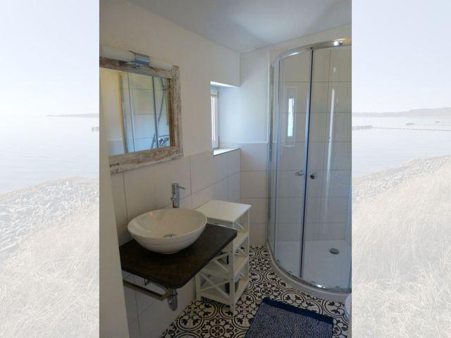 Badezimmer mit Dusche und WC