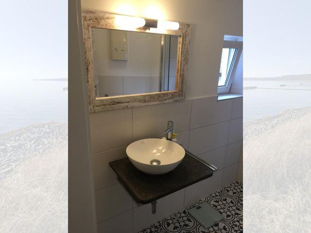Badezimmer mit Dusche und WC