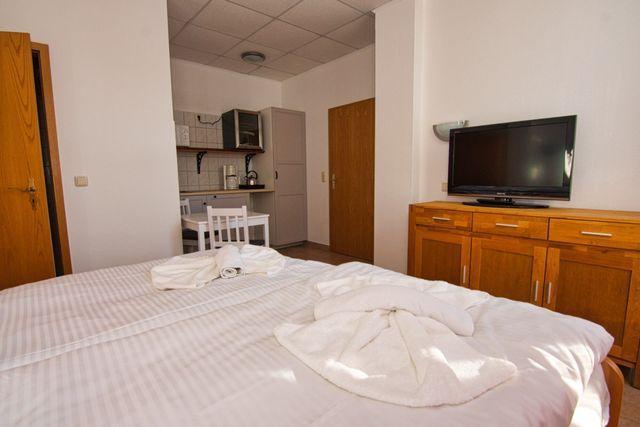 Schlafzimmer mit Doppelbett