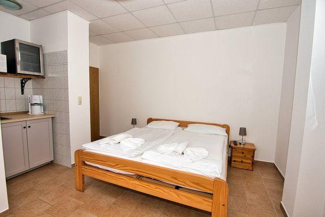 Schlafzimmer mit Doppelbett