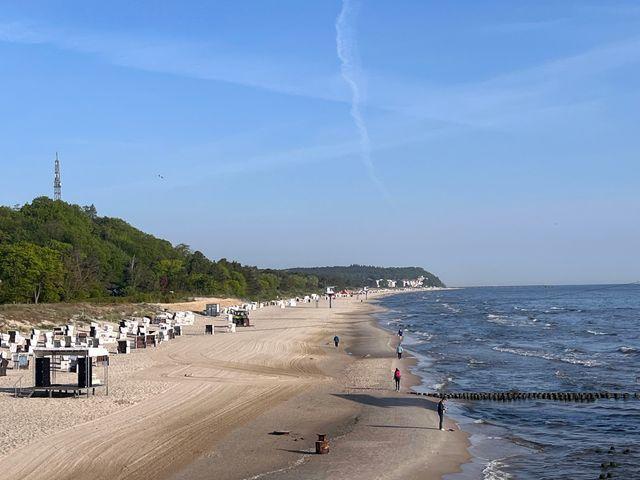 Blick v.d. Seebrücke über den Strand