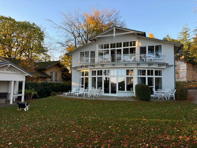VILLA ACHTERKERKE / herbstlicher Garten