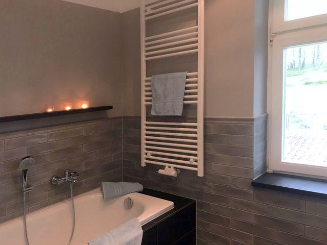 Wanne / WC (1. Bad)