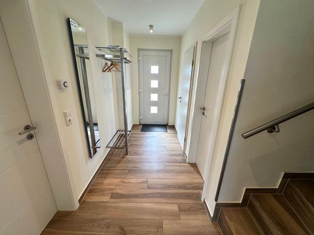 Eingangsbereich mit Garderobe und Spiegel