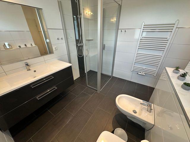 Bad EG miit Fenster, Bidet, Raindancedusche und großem Spiegel