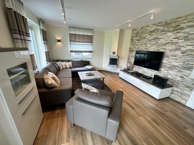 Wohnbereich mit Sky Flat TV, Gaskamin und Bose Soundsystem