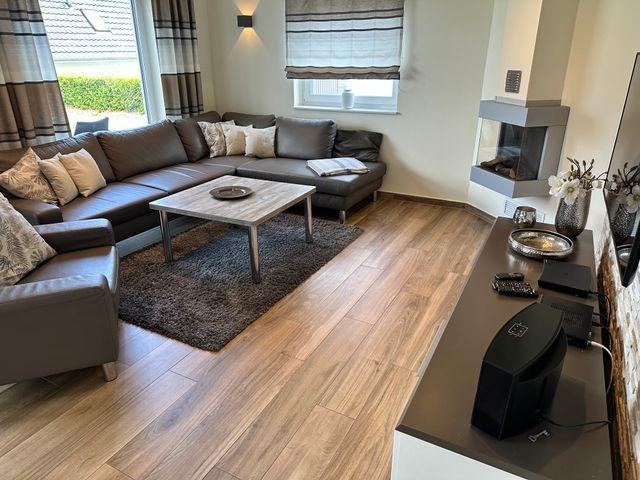 Wohnbereich mit Sky Flat TV, Gaskamin und Bose Soundsystem