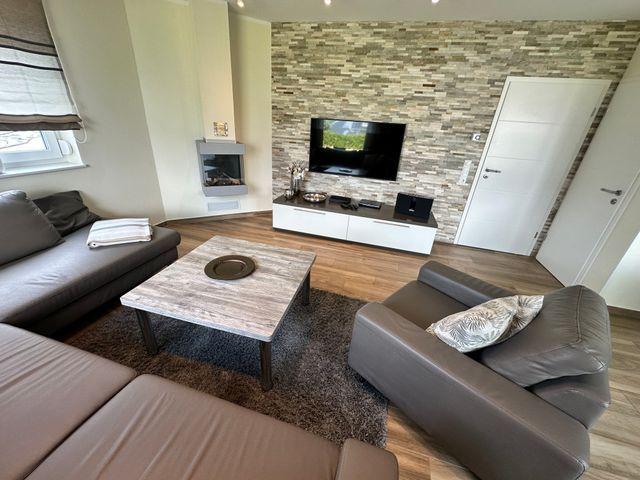 Wohnbereich mit Sky Flat TV, Gaskamin und Bose Soundsystem