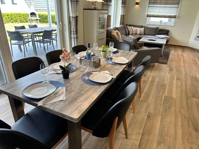 Gemütlicher Essbereich mit Blick in den Garten