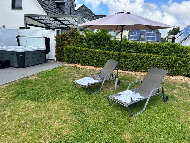 Großer Garten mit Terrasse und Whirlpool