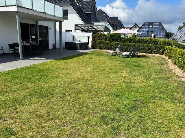 Großer Garten mit Terrasse und Whirlpool