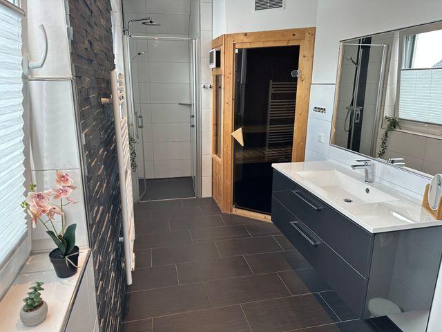 Bad OG mit Sauna, Fenster und Raindancedusche