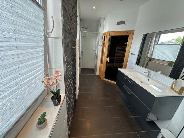 Bad OG mit Sauna, Fenster und Raindancedusche