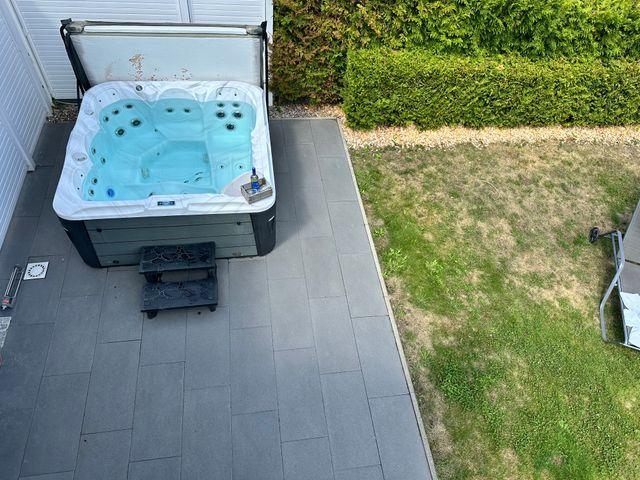 Blick vom Balkon auf den Whirlpool