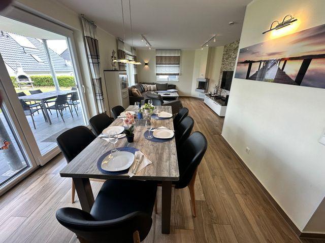 Essplatz mit Blick in den Garten