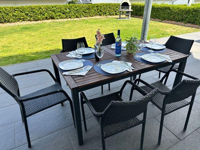 Großer Garten mit Terrasse und Whirlpool