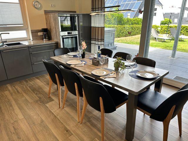 Essbereich mit Blick in den großen Garten