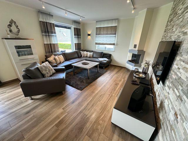 Wohnbereich mit Gaskamin, Sky Flat TV und Bose Soundsystem