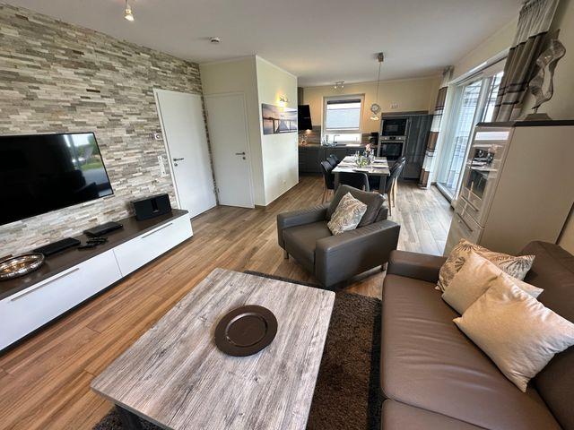 Wohnbereich mit Blick auf Essplatz und Küche