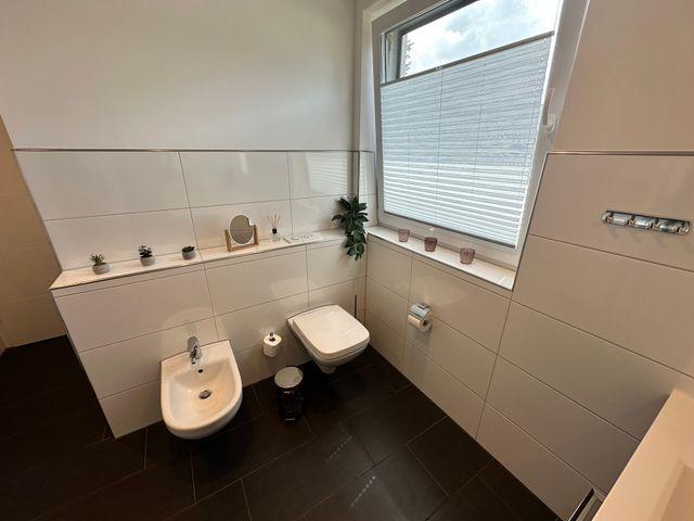 Bad EG mit Fenster, Raindancedusche, Bidet und großem Spiegel