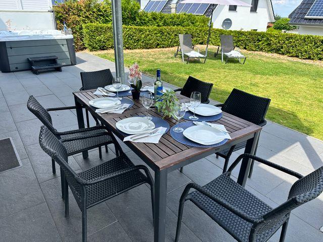 Großer Garten mit Terrasse und Whirlpool