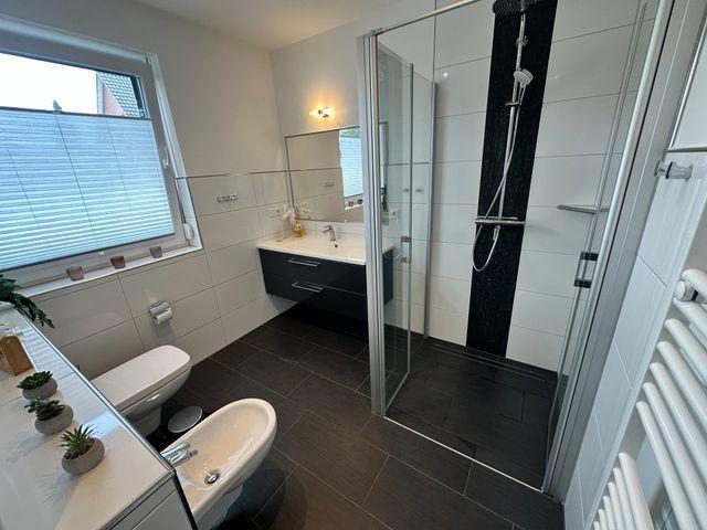 Bad EG mit Fenster, Raindancedusche, Bidet und großem Spiegel