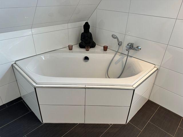 Bad OG mit Eckbadewanne, Sauna, Raindancedusche und Fenstern