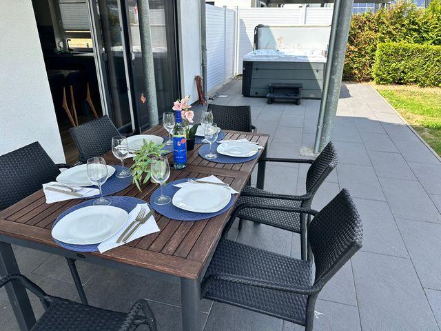 Großer Garten mit Terrasse und Whirlpool