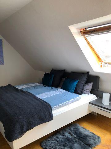 Schlafzimmer 2 im OG mit Doppelbett und großen Kleiderschrank