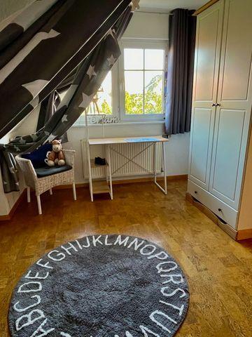 Schlafzimmer im OG ( kindgerecht eingerichtet  mit mit Schreibtisch)