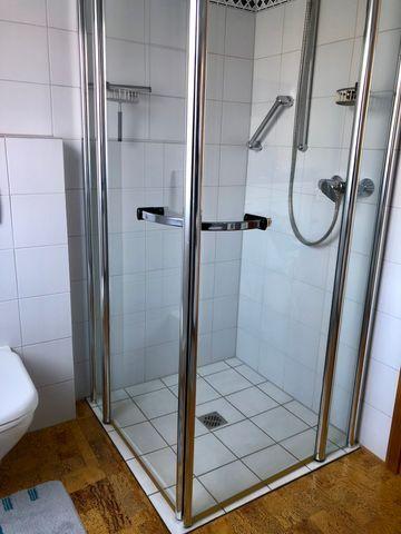 Badezimmer 2 im UG mit ebenerdiger Dusche (Rollstuhl geeignet)