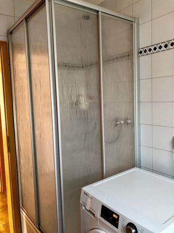 Badezimmer 1 im UG mit Dusche und Waschtrockner
