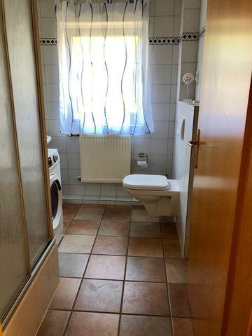 Badezimmer 1 im UG mit Dusche und Waschtrockner