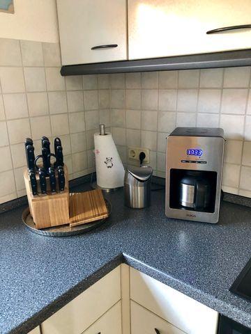 Küche mit Kaffeemaschine und Messerblock